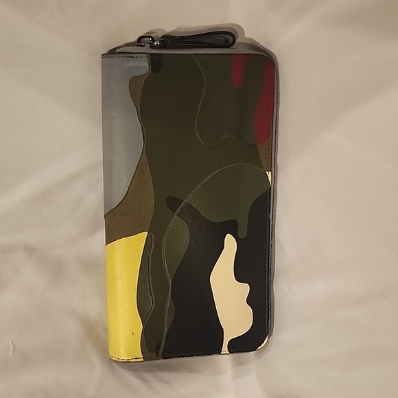 SOLD. Valentino garavani long zipper wallet - Picture 4 of 9